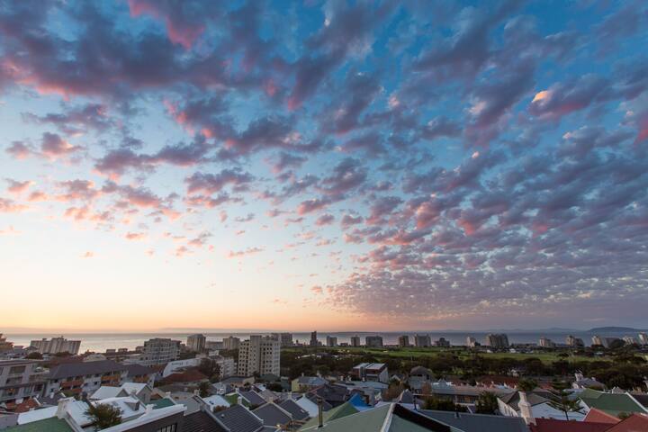 Stylish 3BDR townhouse with sunset views gallery image 4