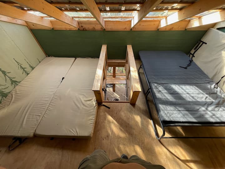 ชั้นบนเหนือระเบียง