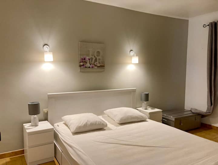 Chambre accueillante. Vous profiterez d’une bonne literie (dimensions queen size)