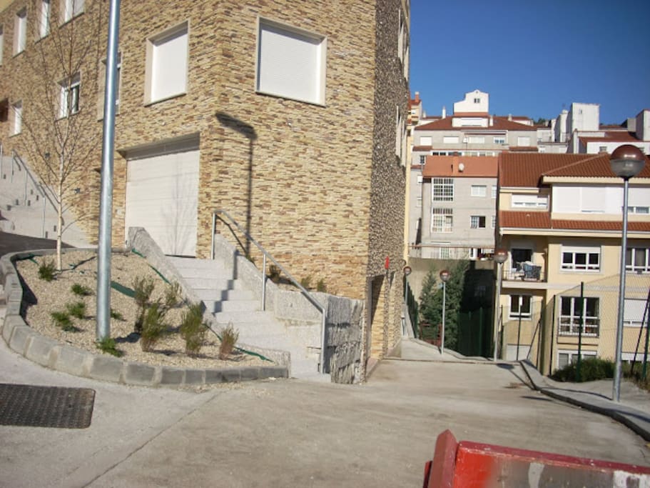 Entrada al garaje por el lateral derecho /// Garage entrance on the right