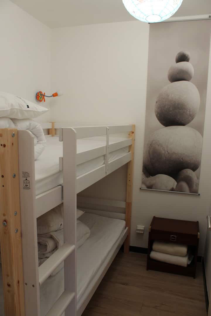 Dormitorio pequeño con literas. 