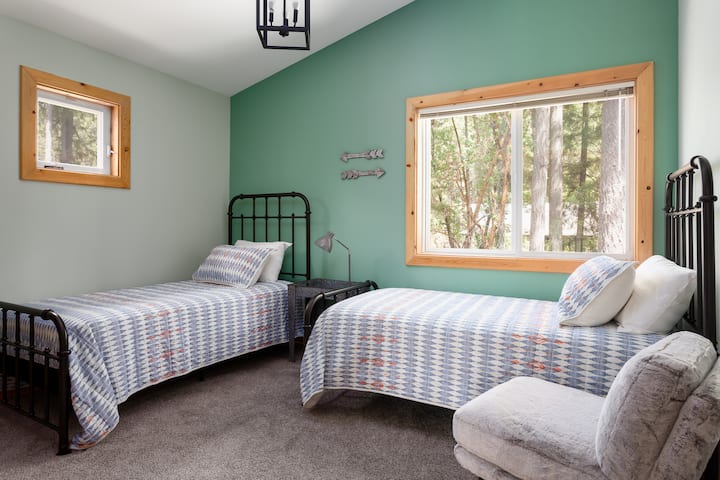 臥室2 （樓上） ，配有拱形天花板和2張單人牀。 