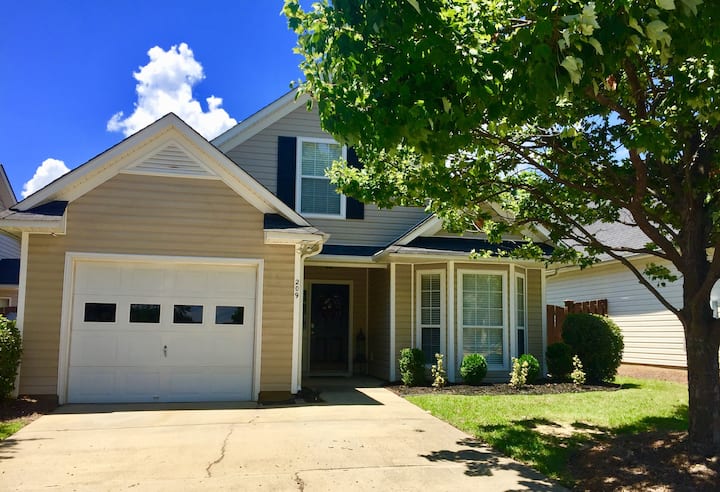 Cozy Home Perfect for Leisure or Business Travel