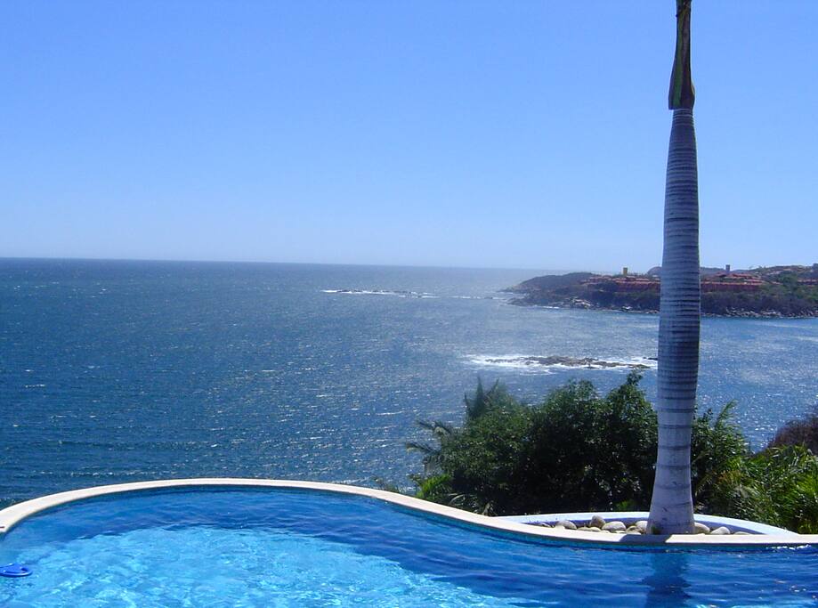 Alberca con espectacular vista 180º a la Bahía de Tangolunda.