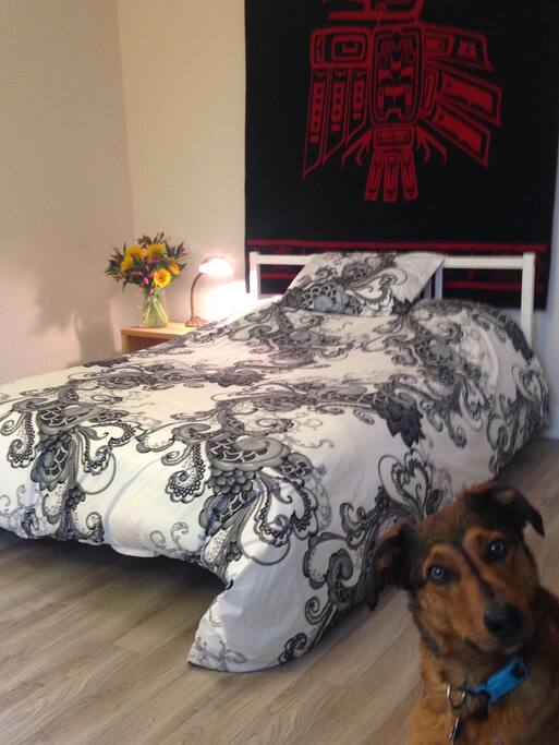 Twin bed, peaceful ambiance.