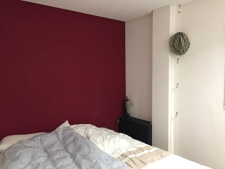 בחדר השינה השני יש מיטה זוגית גדולה או שתי מיטות יחיד