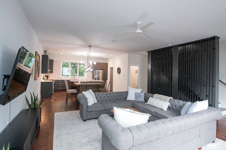 ~Spacious 4 bdrm~ 6min to Broadway~ over 2500 sqft