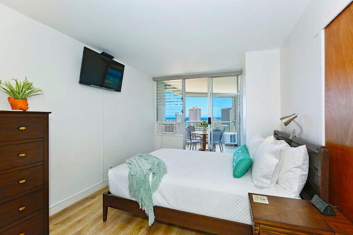 CHAMBRE :
- Lit Queen Size
- Télévision à écran plat de 36"
- Climatisation par fenêtre