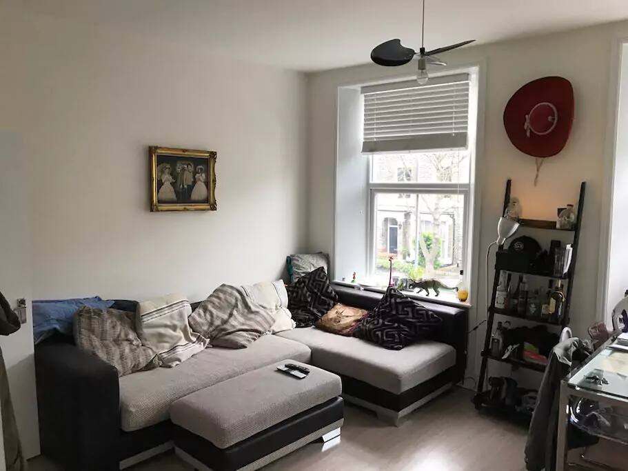 Cosy open plan reception room (with even cosier sofa!)