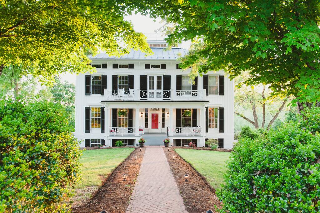 Historic Farm House with Mountain Views Farm stays for Rent in Ruckersville, Virginia, United