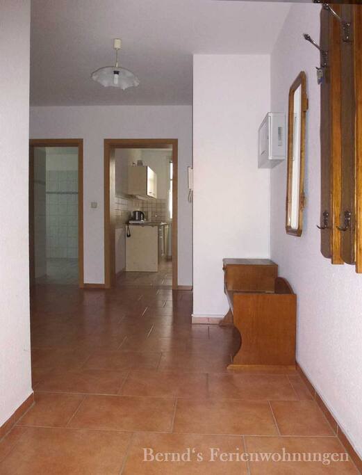 Wohnungseingang, geradeaus zur Küche, links daneben zum Badezimmer, weiter links ins Wohnzimmer und zu den Schlafzimmer