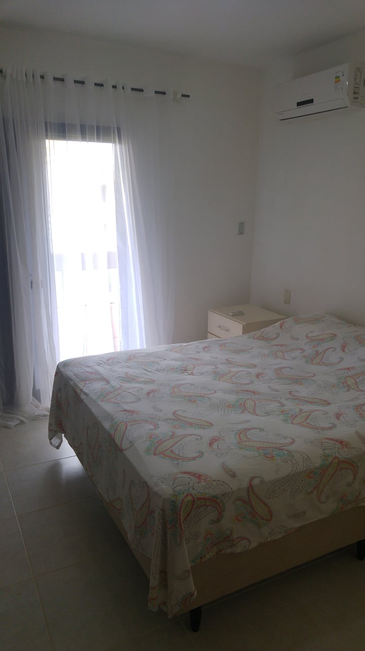 الجناح 1:

سرير بحجم كوين ومكيف هواء وشرفة تطل على البحر.