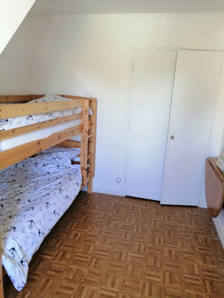 Chambre étage avec  lits superposés, donnant côté jardin, avec aussi accès à la terrasse étage 