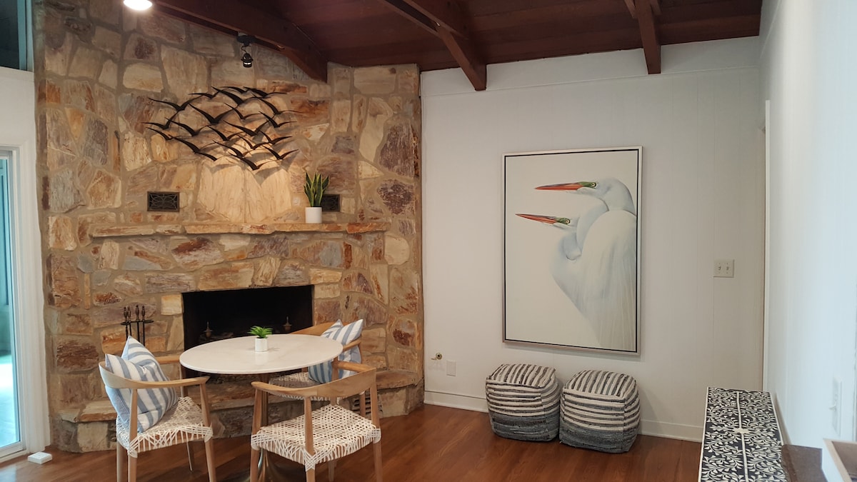 Charming lakefront cottage on Lake Lanier w/dock