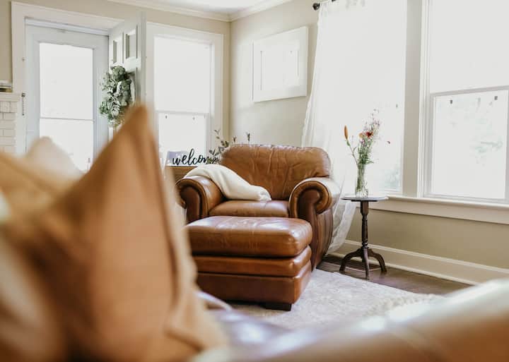 The Hardy House-cozy Restored 1900s Farmhouse - Overland Park, KS