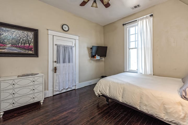 El dormitorio #4 comparte una cama con cama Jack and Jill.