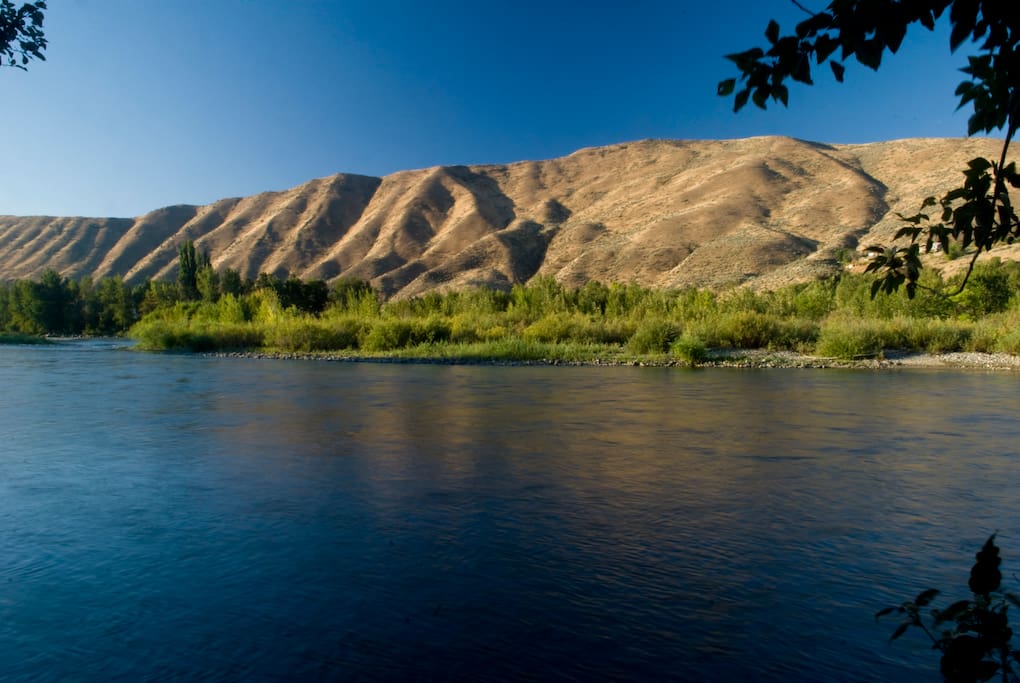 We're nestled on the banks of the gorgeous Wenatchee River.