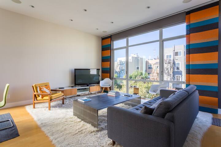 21st-Century Castro Bordering Apartment With Roof Deck gallery image 4