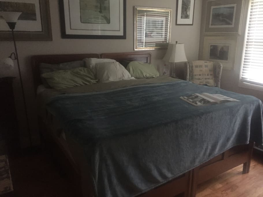 This is the kingsize bed room.
