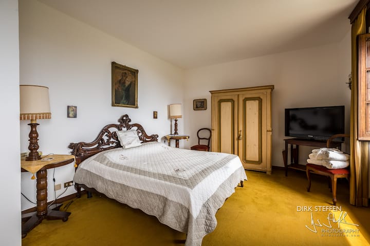 Главната спалня с изглед към морето