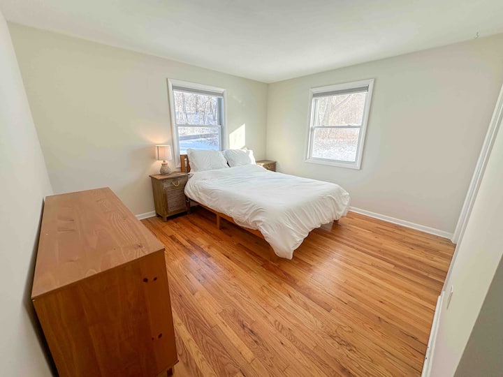 غرفة نوم رئيسية بسرير بحجم كبير