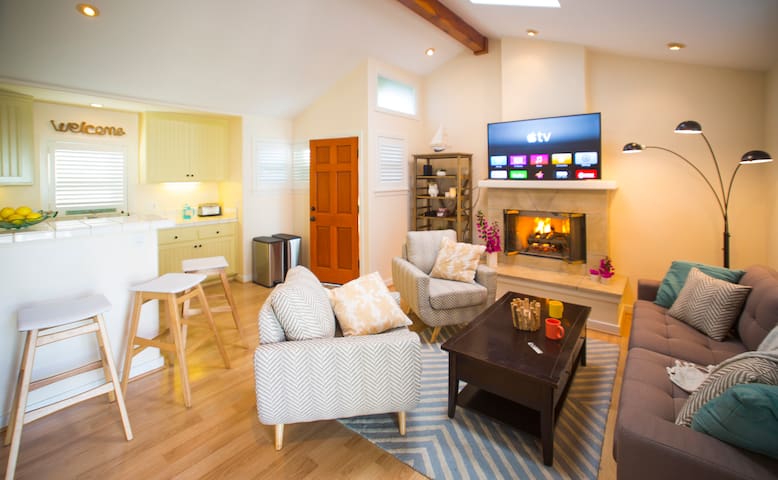 Cozy Downtown Santa Barbara 2BD Cottage