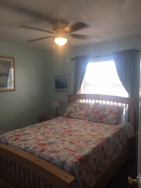 Кревет со брачен кревет во втората спална соба.