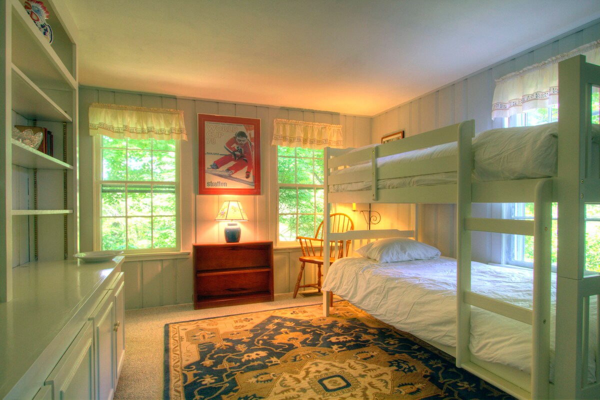 Camas nuevas en el dormitorio de abajo, ¡genial para los niños!