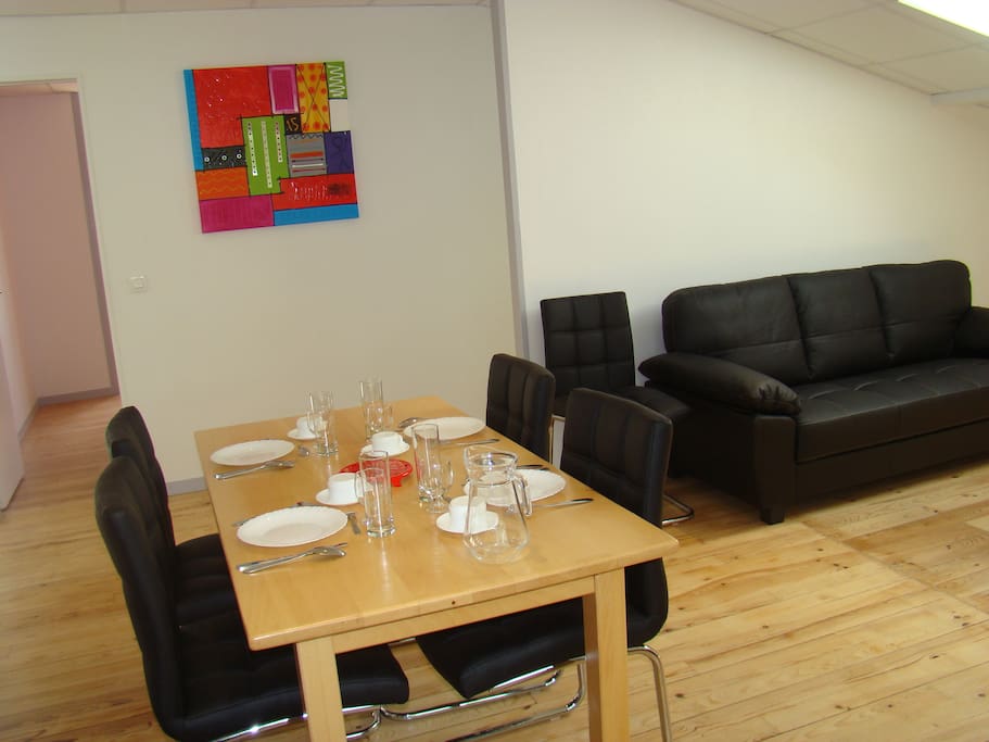 Une salle à manger et un salon spacieux
