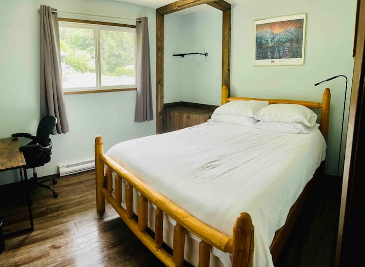 1号卧室配备记忆泡沫床垫的标准双人床