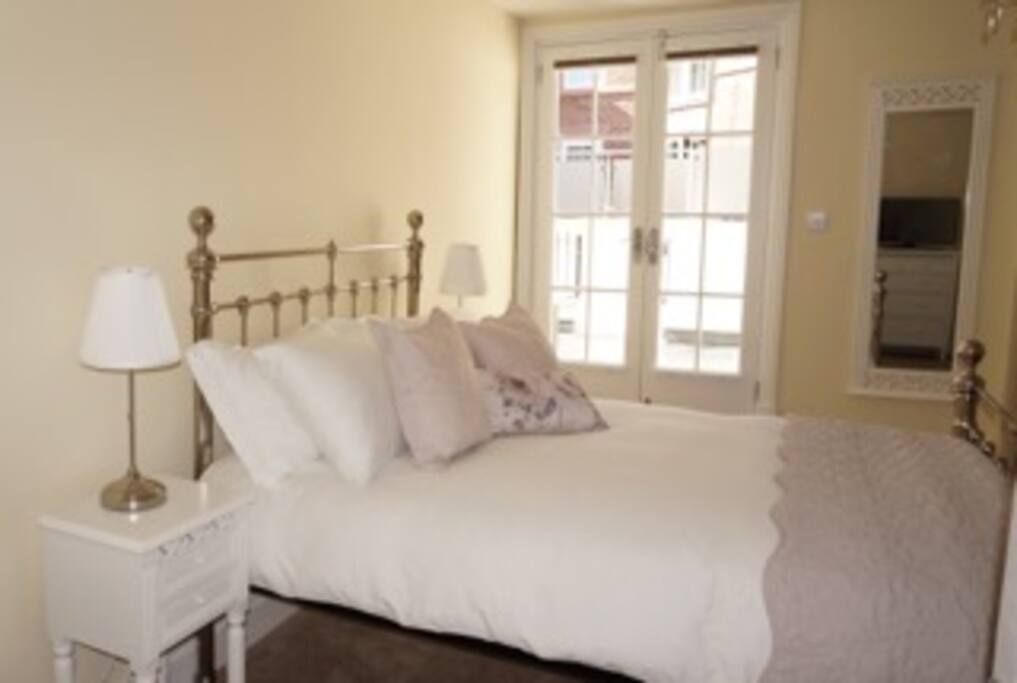 Lrg Master Bedroom - Private En-suite, french doors open to the roof terrace