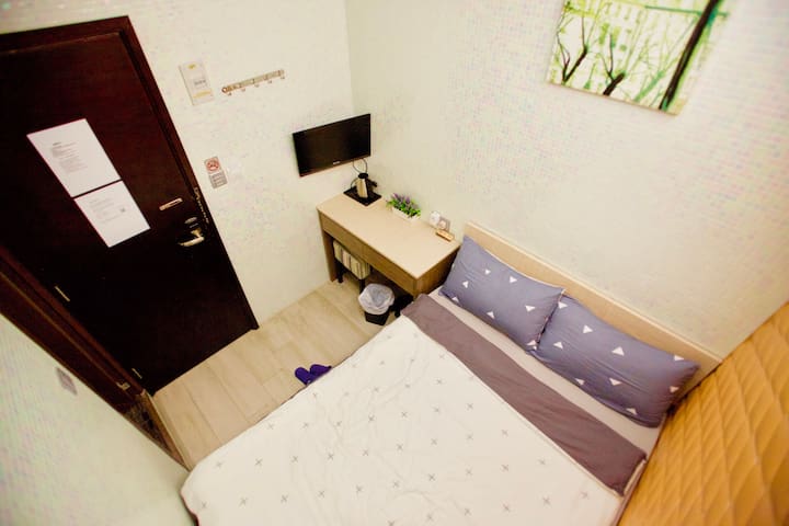 B4旺角中心 港鐵巴士近在咫尺 乾淨舒適精裝修 獨立衛浴 雙人房