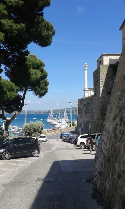 una strada pedonale dalle mura di accesso all'appartamento