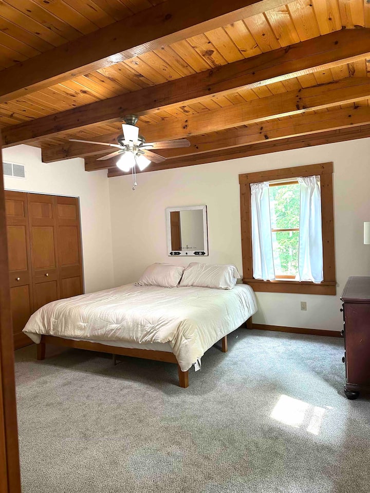 Главна спална соба со брачен кревет (широк 150-179 см) и бања која се наоѓа на вториот кат. 