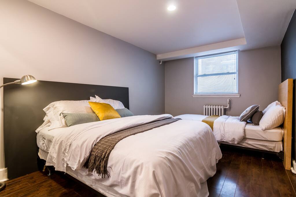 Room 2 Queen + Single beds