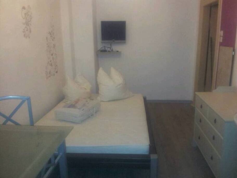 Doppelbett und TV