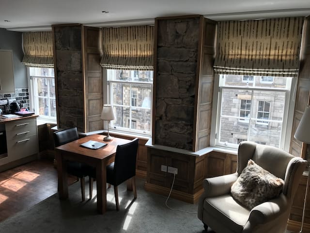 Royal Mile Old Town Edinb’gh Castle