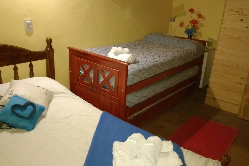 Cuarto con cama matrimonial y 2 camas simples