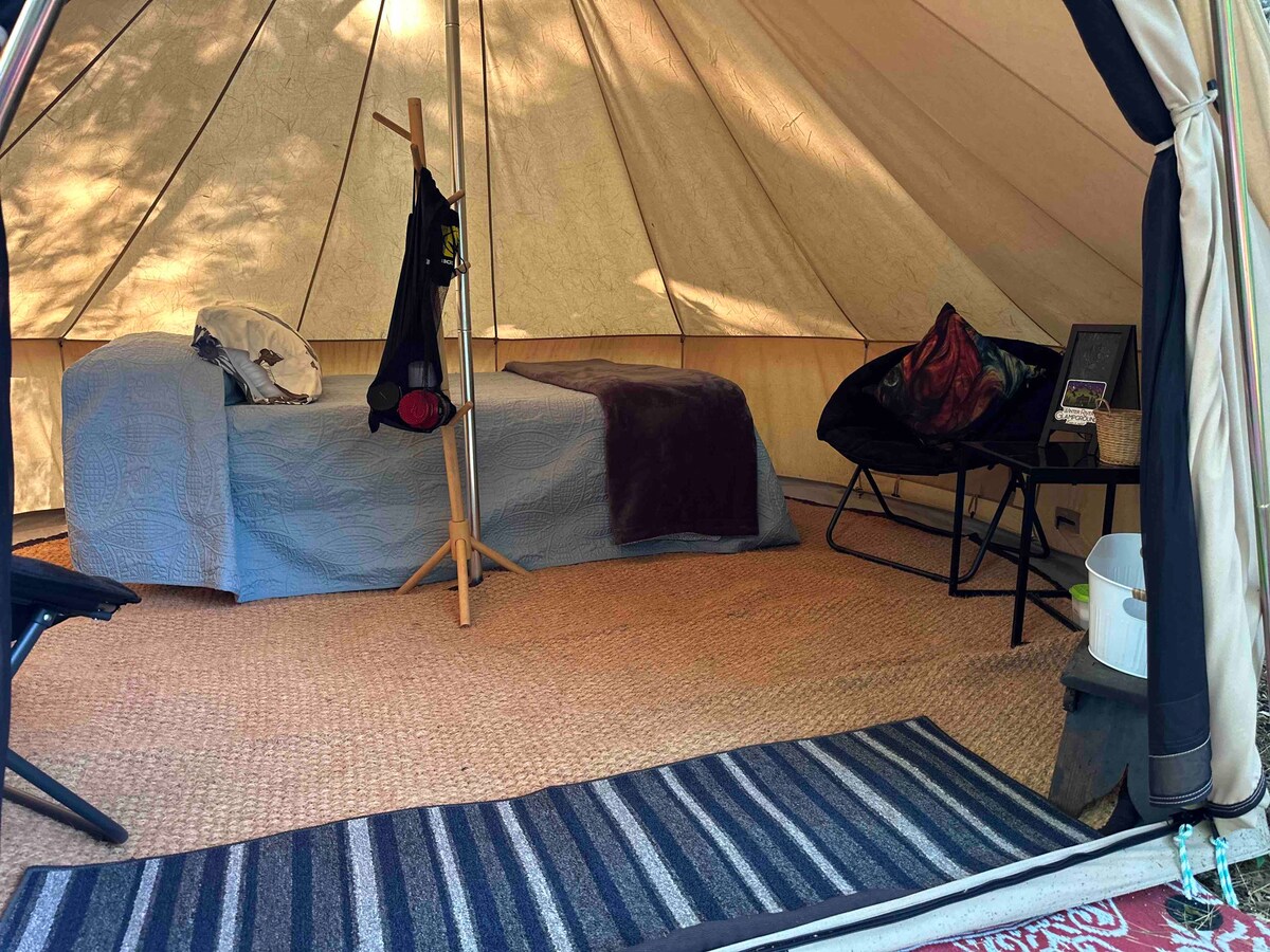 Luksuzni bračni krevet (160x200), potpuno odjeven u posteljinu koji odgovara sezoni kako bi se osigurala vaša udobnost, unutarnja i vanjska sjedala i rasvjeta. Osiguran je i hladnjak pune veličine