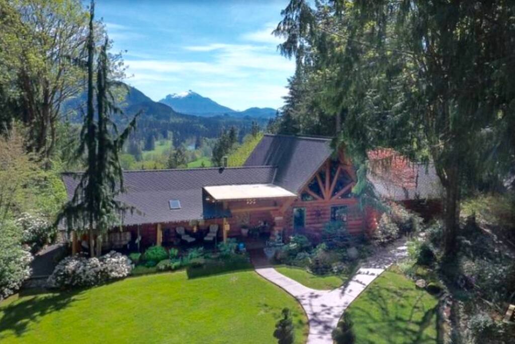 Only 45 miles from Seattle!