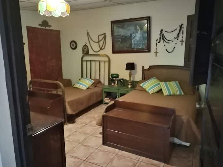 חדר ראשי עם מיטה זוגית ומיטת יחיד