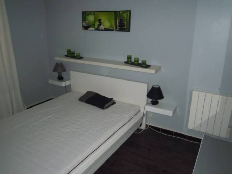 Le lit de la chambre parentale