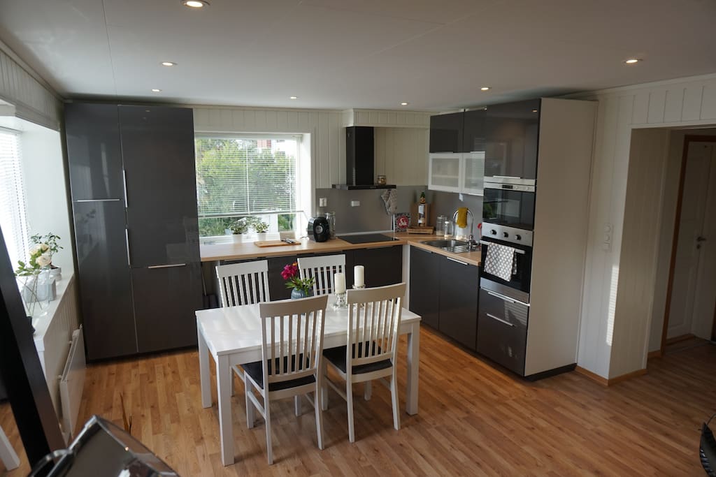 Spaecious kitchen with all ammenities; microwave, oven, refridgerator, freezer and equipment to make and serve a nice meal