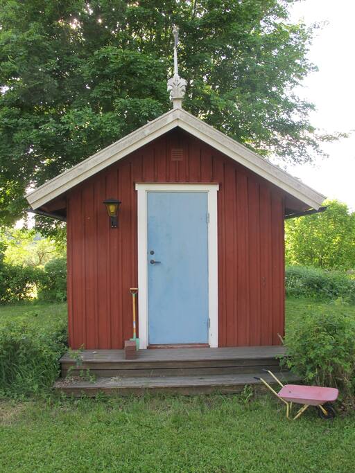 Mysig friggebod med bra ljusinsläpp och charmigt plankgolv.