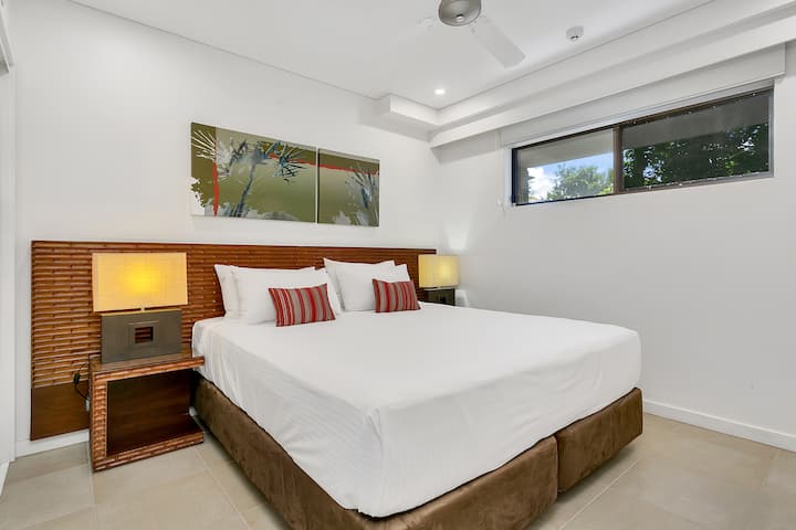 تحتوي غرفة النوم الثانية على سريرين مفردين يمكن ضمهما لتشكيل سرير بحجم كبير عند الطلب.