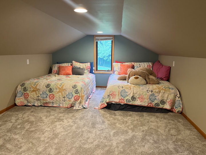 Bonus loft 
Bedroom 4
2 Queens 