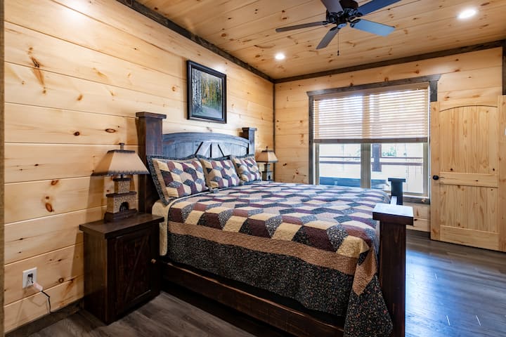 ห้องนอนใหญ่ชั้นล่าง #2 พร้อมห้องน้ำเต็มรูปแบบ