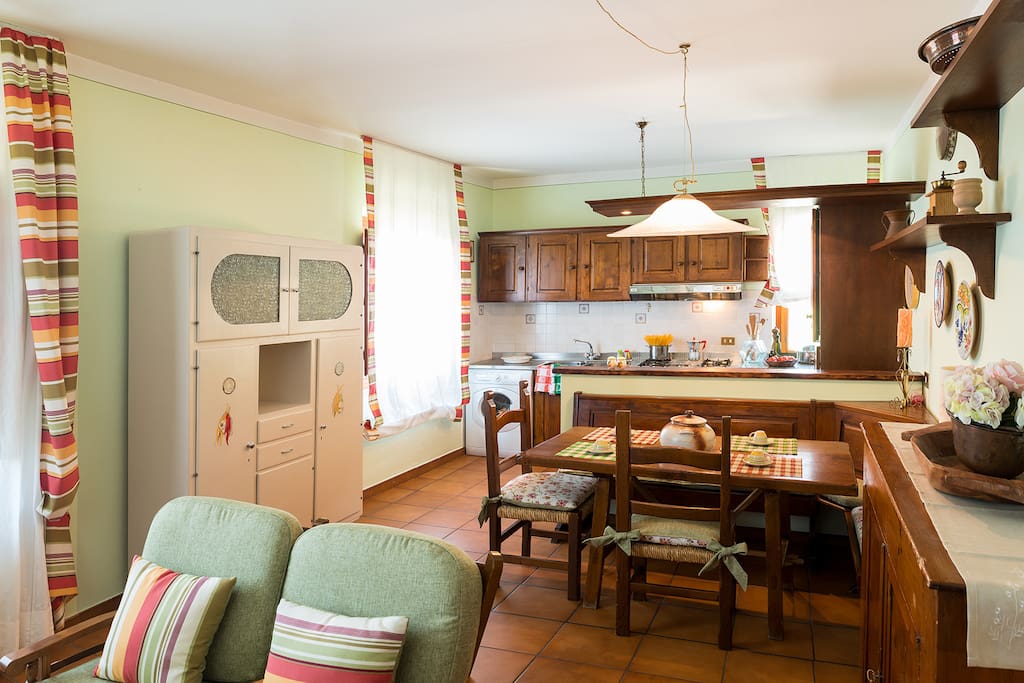 Cucina con area relax e camino