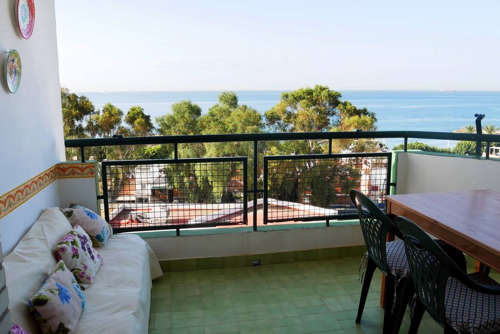 Terrasse vu sur mer, coin salle à manger pour 6, coin canapé détente