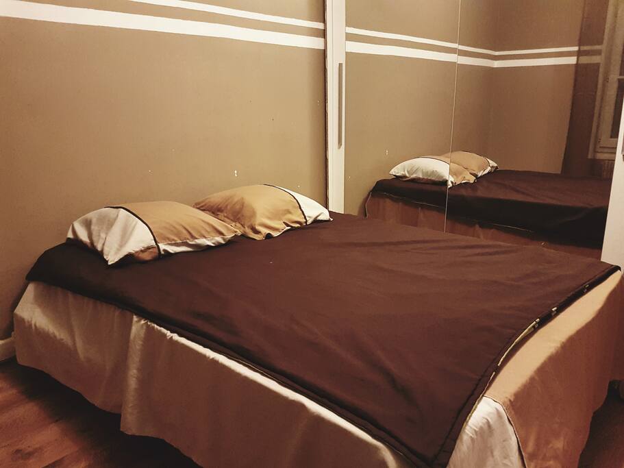 Un lit avec matelas mémoire de forme et une armoire